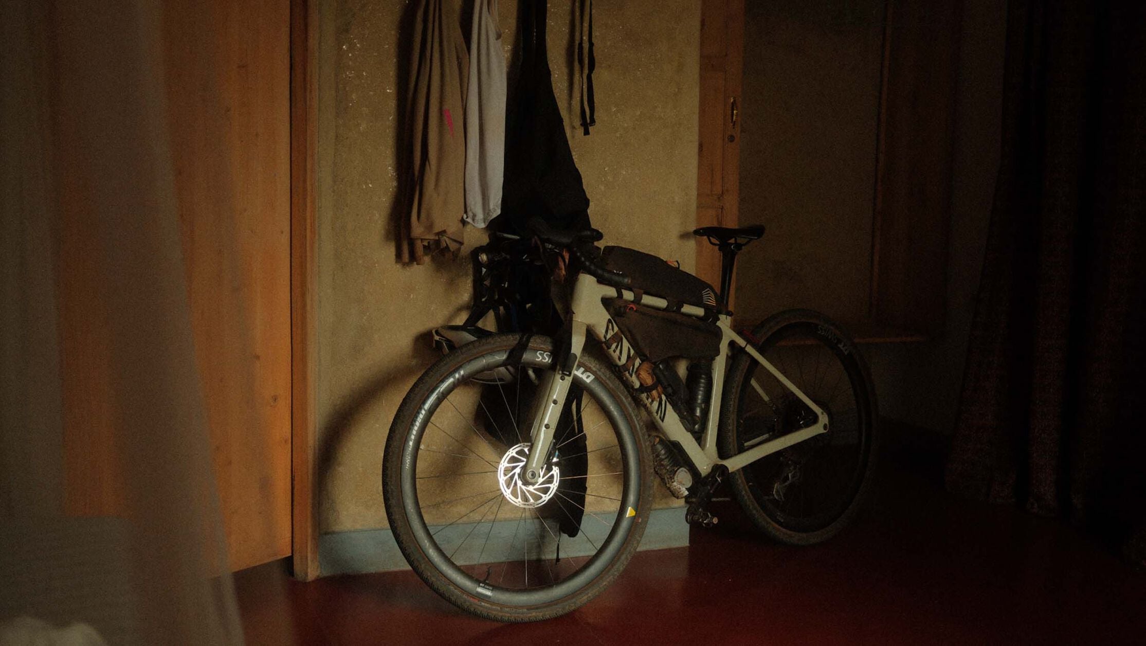 Dos bicicletas Canyon cargadas con varias bolsas de bikepacking, incluidas bolsas de sill&iacute;n, bolsas de cuadro y almacenamiento en el manillar, preparadas para viajes de larga distancia y viajes de una noche.